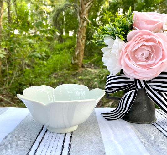 White Ceramic Glazed Lotus Flower Shaped 6 inch Bowl