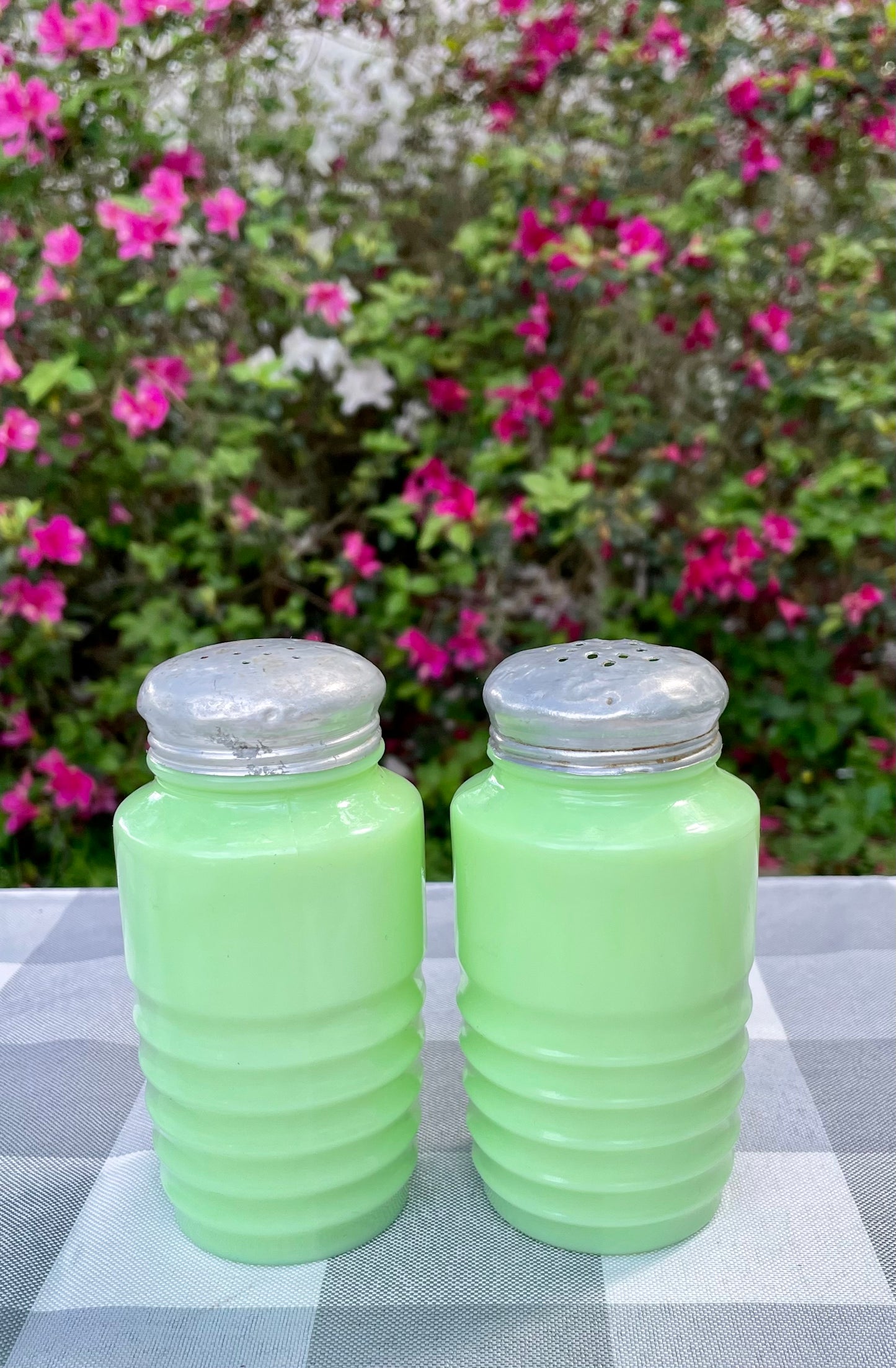 Vintage 1930s Mckee Beehive Uranium Milk Glass Jadeite Green Salt & Pepper Shakers