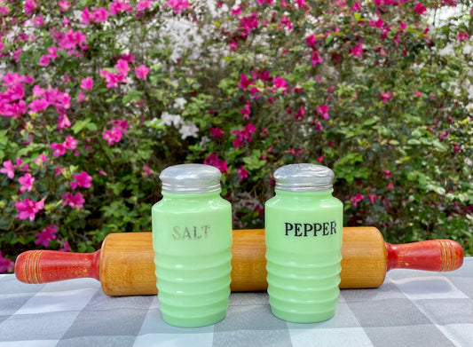 Vintage 1930s Mckee Beehive Uranium Milk Glass Jadeite Green Salt & Pepper Shakers