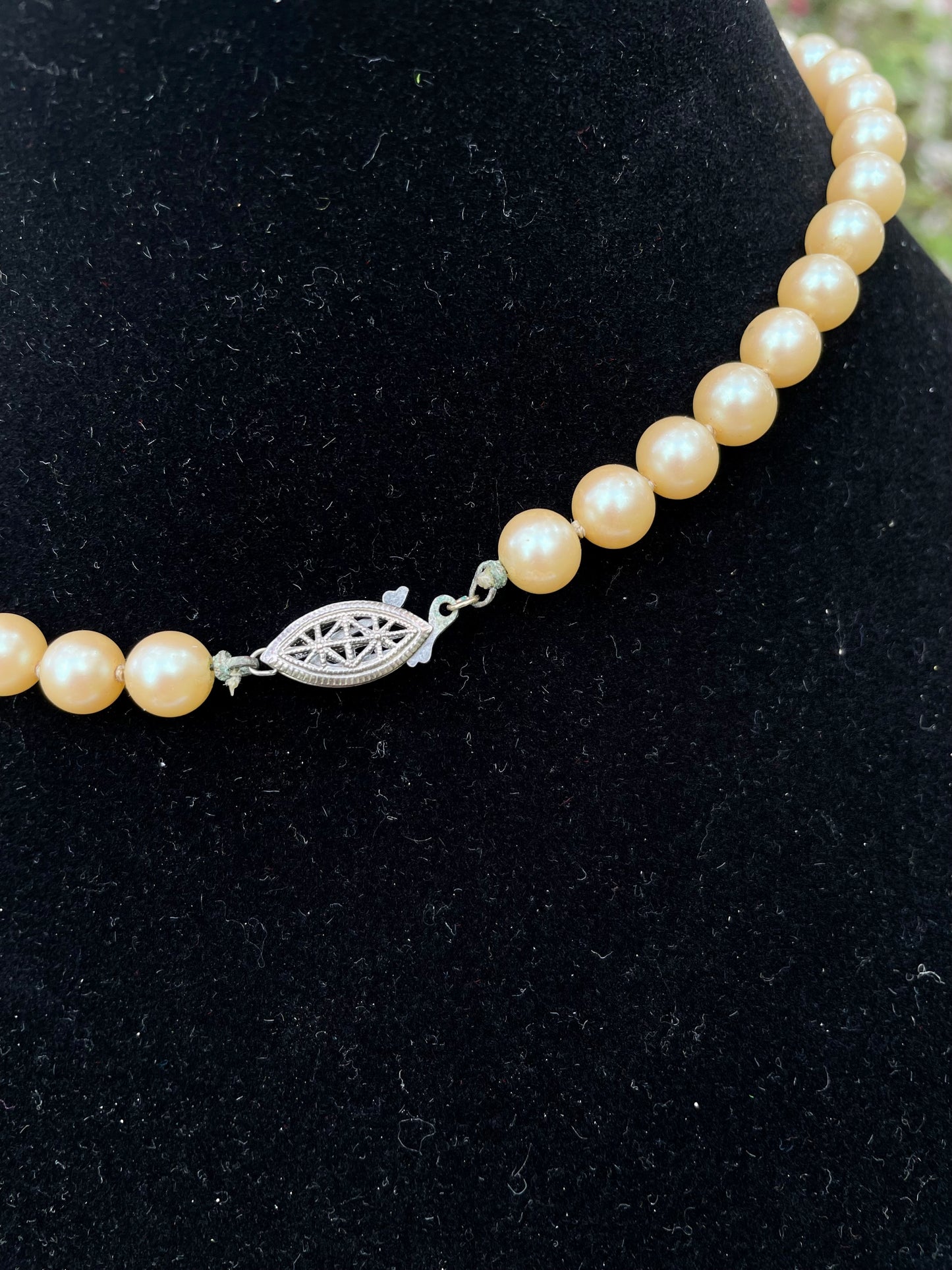 Vintage Marylin Monroe Style Iridescent Pearl Necklace 16 in Length