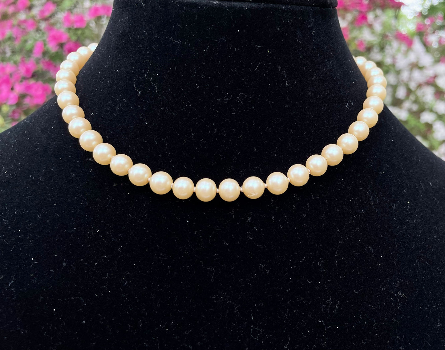 Vintage Marylin Monroe Style Iridescent Pearl Necklace 16 in Length