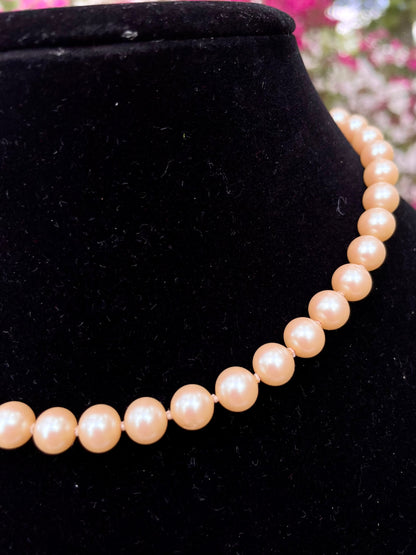 Vintage Marylin Monroe Style Iridescent Pearl Necklace 16 in Length