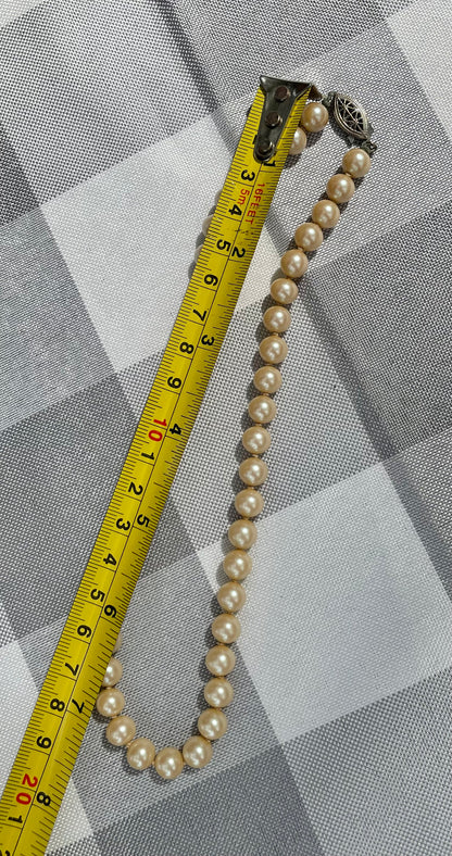 Vintage Marylin Monroe Style Iridescent Pearl Necklace 16 in Length