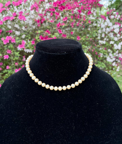 Vintage Marylin Monroe Style Iridescent Pearl Necklace 16 in Length